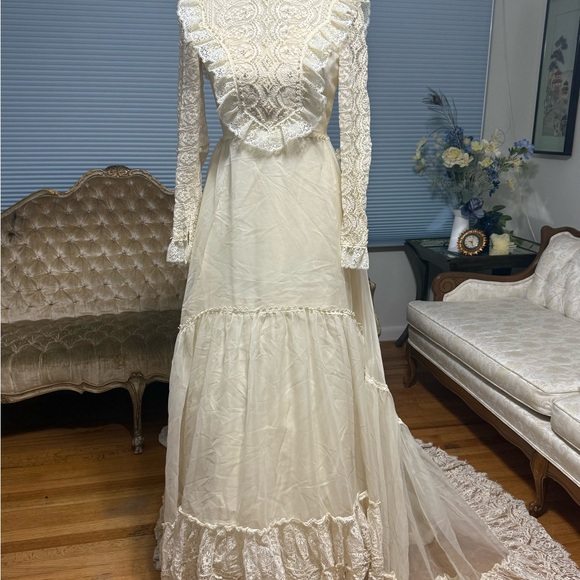 Elegant Vintage Handmade Cream Lace Wedding Dress - Picture 1 of 5